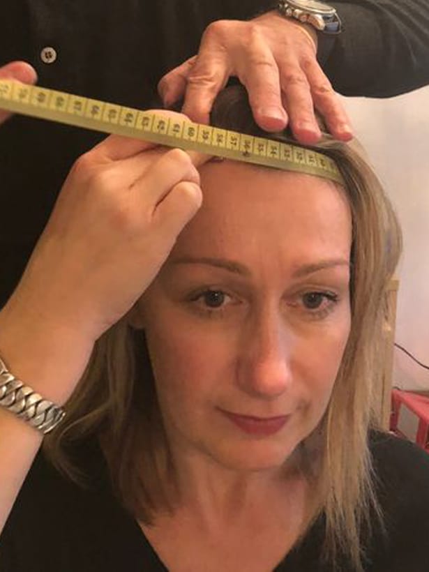 pelucas para personas con cáncer: midiendo la cabeza para elegir el tamaño adecuado de peluca oncológica