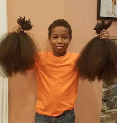 niño mostrando el cabello para crear pelucas para pacientes con cancer.