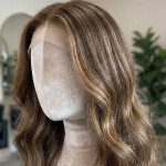 peluca de color castaño con tono neutro